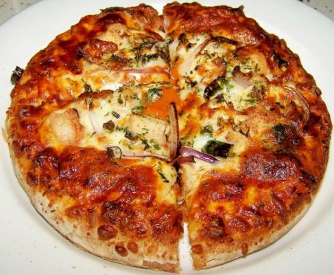 Pizza-duoc-nuong-mat-ngoai-nhin-rat-hap-dan